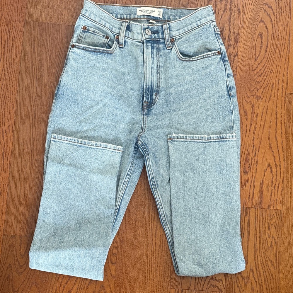 Abercrombie & Fitch 90s Slim Straight Ultra High Rise Light Wash Jeans 26 XS